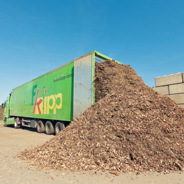 Set hidrolik pada truk penggiling kayu.