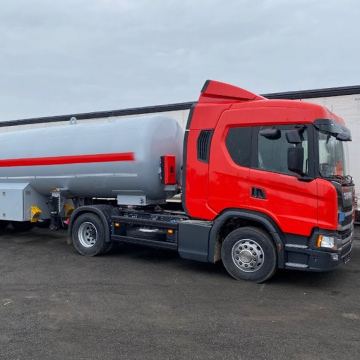 Set hidrolik untuk tangki bensin.