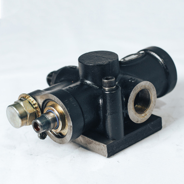 Hydrodistributor dengan 2 baut besar 1" Hipomak (analog dari distributor dengan 4 baut)